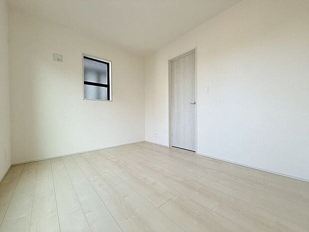 スタイリッシュなデザインと快適な居住性を兼ね備えた洋室。広々とした空間は、自分らしいインテリアを楽しむことができるほか、リラックスした時間を過ごすことができそうです。 