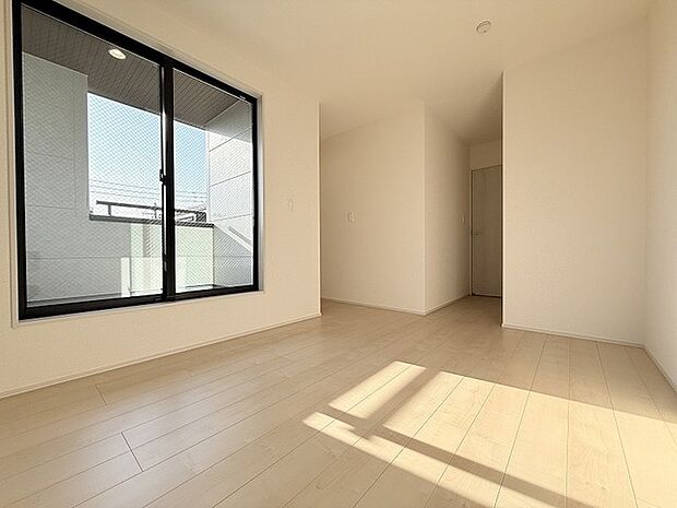 スマートなデザインと賢い収納が生活を快適にします。広々とした雰囲気を演出する工夫が施され、生活空間の魅力を引き出します。  