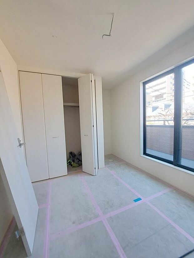 洋室はモダンなデザインと機能性を備え、快適な生活空間に。明るい窓から差し込む自然光が広々とした空間をさらに明るく開放的に感じさせます。