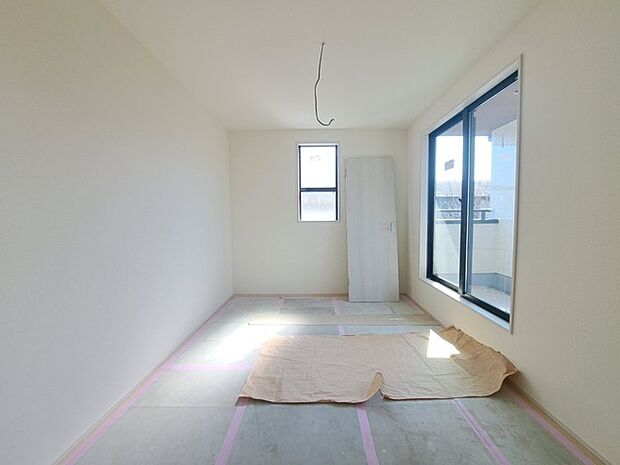 スタイリッシュなデザインと快適な居住性を兼ね備えた洋室。広々とした空間は、自分らしいインテリアを楽しむことができるほか、リラックスした時間を過ごすことができそうです。