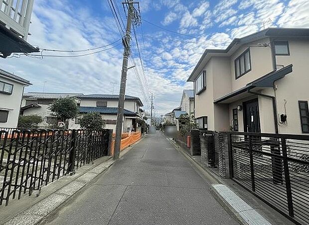 安心して暮らすことのできる住宅街。　住宅地の道路は一般に交通量が少なく車などの騒音が少ないため、住民にとって静かな生活環境が提供されます。 