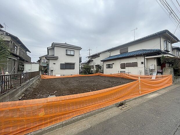 周辺の街並みの中で適度な主張、生活に溶け込むシンプルなデザインの外観が魅力の一戸建です。 