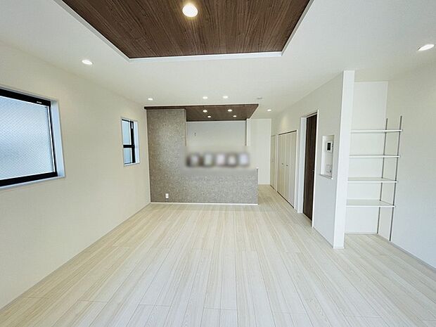 家族が食事するダイニングスペースをキッチンから見渡せる設計に。お料理をしながら家族とのコミュニケーションが増えそうな予感。 