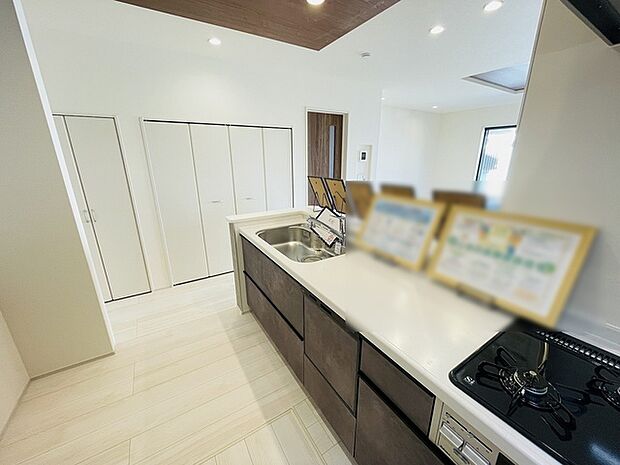 お料理をしながらリビングの家族やゲストとの会話が楽しめるカウンタータイプのキッチン。毎日のお料理を楽しく快適に。