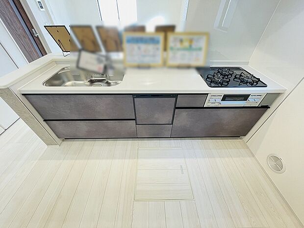 お料理をしながらリビングの家族やゲストとの会話が楽しめるカウンタータイプのキッチン。毎日のお料理を楽しく快適に。