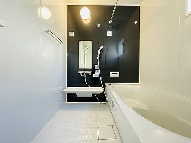 一日の疲れを癒してくれるゆったりとしたバスルームです。