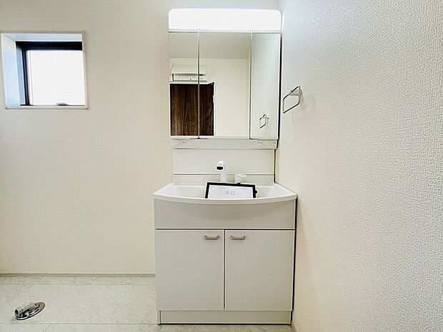 使いやすいタイプの洗面化粧台のあるランドリースペース 