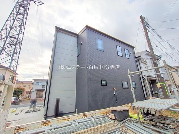 周辺の街並みの中で適度な主張、生活に溶け込むシンプルなデザインの外観が魅力の一戸建です。