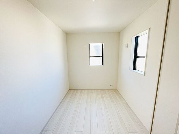 洋室はモダンなデザインと機能性を備え、快適な生活空間に。明るい窓から差し込む自然光が広々とした空間をさらに明るく開放的に感じさせます。