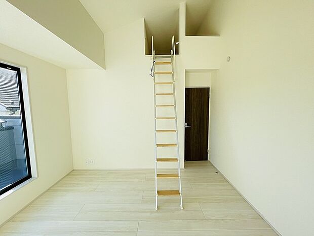 吹抜けの空間を意識した開放感のある間取り。そして上部にロフトを配置。スタイリッシュかつ収納も豊富で長く機能的に住める家を目指して。