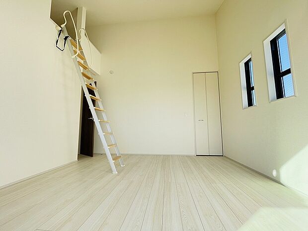 実際に室内をご見学頂くと生活のイメージが広がると思います。家具を置いたイメージや窓からの景色など。周辺で販売に出している物件も一緒にまとめてご見学頂き、比較する事もできます。