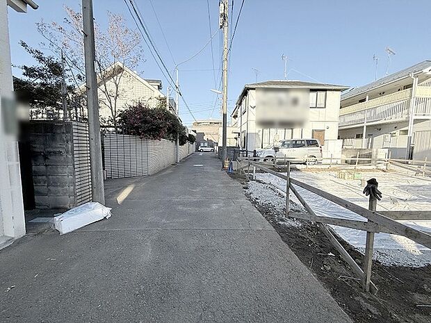 安心して暮らすことのできる住宅街。 住宅地の道路は一般に交通量が少なく車などの騒音が少ないため、住民にとって静かな生活環境が提供されます。