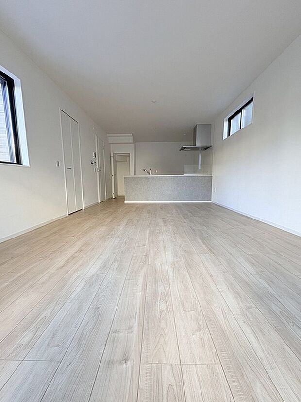 家族の集まるリビングは気持ちの良い自然光が差し込む団欒空間。室内のご見学予約も随時、受付中ですのでお気軽にお問合せください。