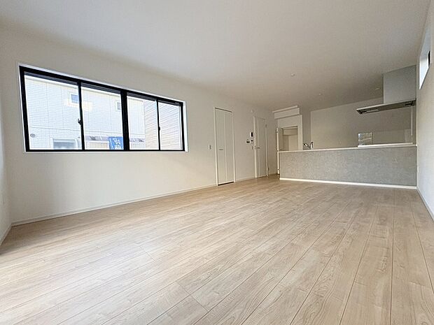 ゆとりのあるサイズのリビングダイニング。 お食事スペースと、お寛ぎ空間を分けてご利用可能。 少し大きめのソファーを置いて、 一家団欒なお時間をご共有ください。 