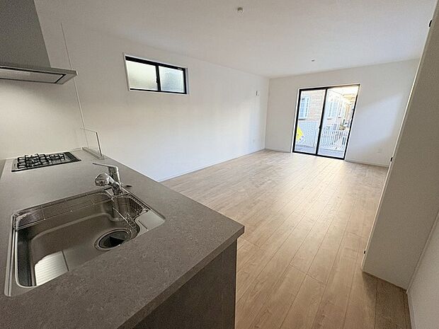 カウンターキッチンならではの開放的な見通し、全体が見渡せることでご家族の団欒スペースもより明るく笑顔が溢れる空間となります。 