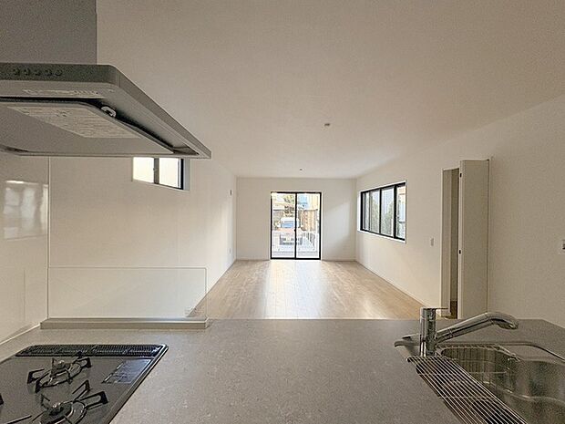 お料理をしながらリビングの家族やゲストとの会話が楽しめるカウンタータイプのキッチン。毎日のお料理を楽しく快適に。