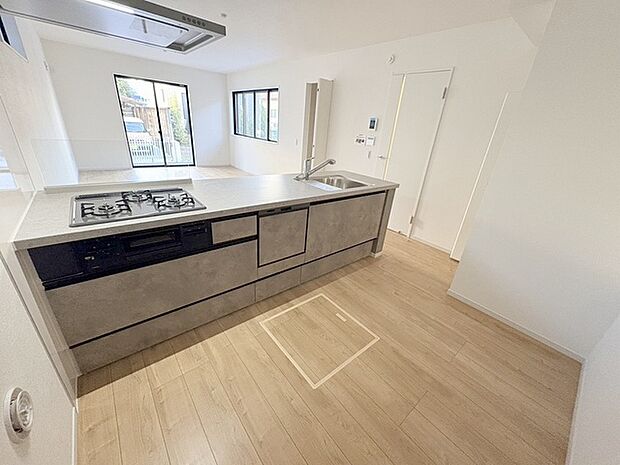 カウンターキッチンならではの開放的な見通し、全体が見渡せることでご家族の団欒スペースもより明るく笑顔が溢れる空間となります。