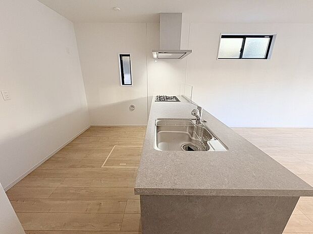 カウンターキッチンは、キッチン側とリビング側に分かれてお店間隔でのお食事も可能！！ お休みの日には、いろいろな楽しみ方を家族みんなでお楽しみください 