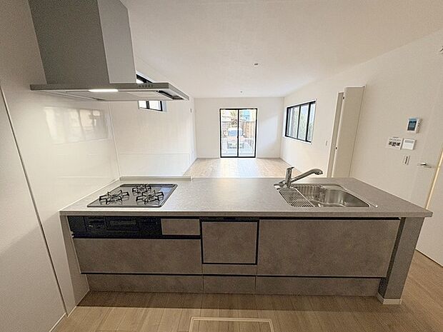 お料理をしながらリビングの家族やゲストとの会話が楽しめるカウンタータイプのキッチン。毎日のお料理を楽しく快適に。 