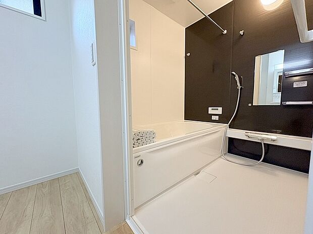 一日の疲れを癒してくれるゆったりとしたバスルームです。