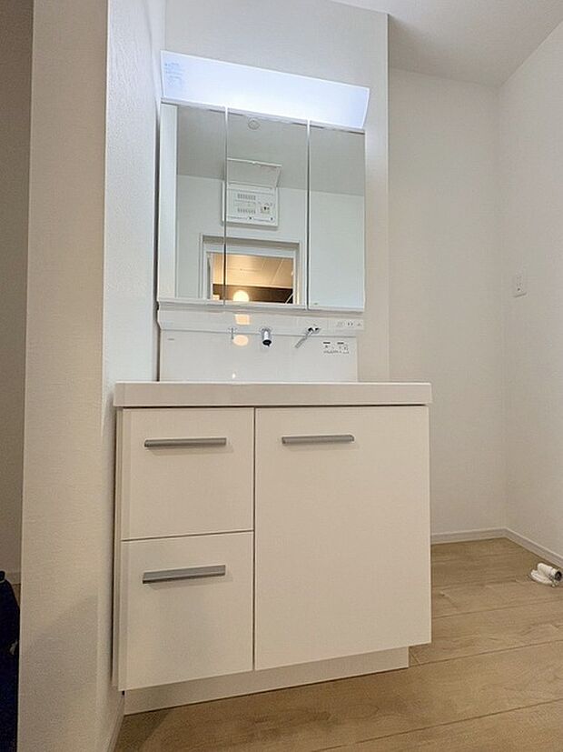 三面鏡に洗面台。 コンセントに照明機能、多機能性を備えた設備です。