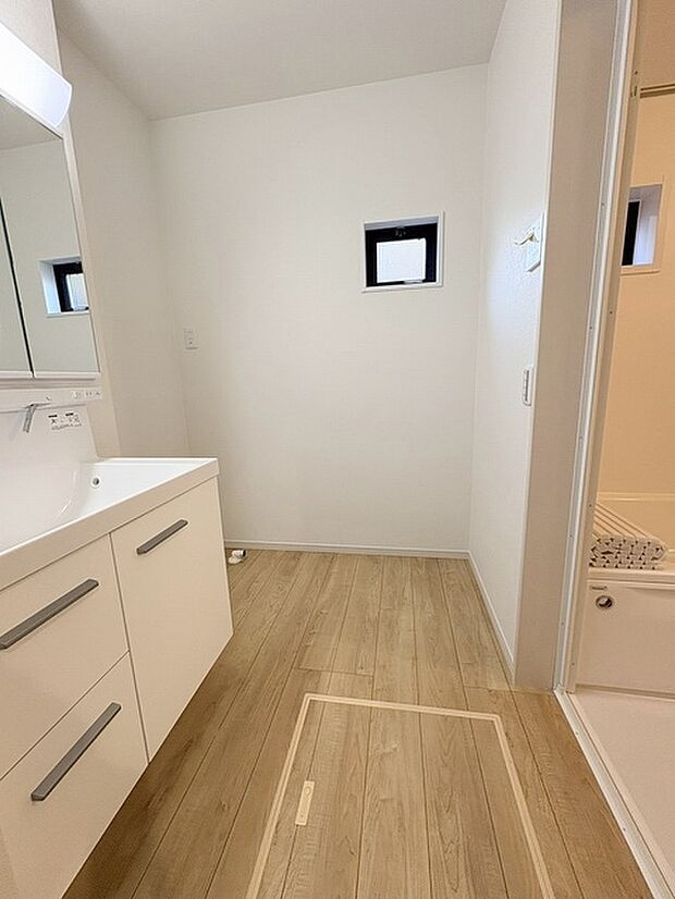 使いやすいタイプの洗面化粧台のあるランドリースペース 