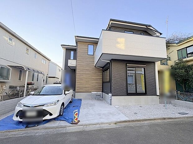 周辺の街並みの中で適度な主張、生活に溶け込むシンプルなデザインの外観が魅力の一戸建です。 