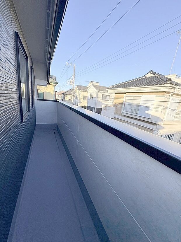 季節の変化や天気の良い日には、バルコニーでの時間が心地よく、気分をリフレッシュさせることができます。 