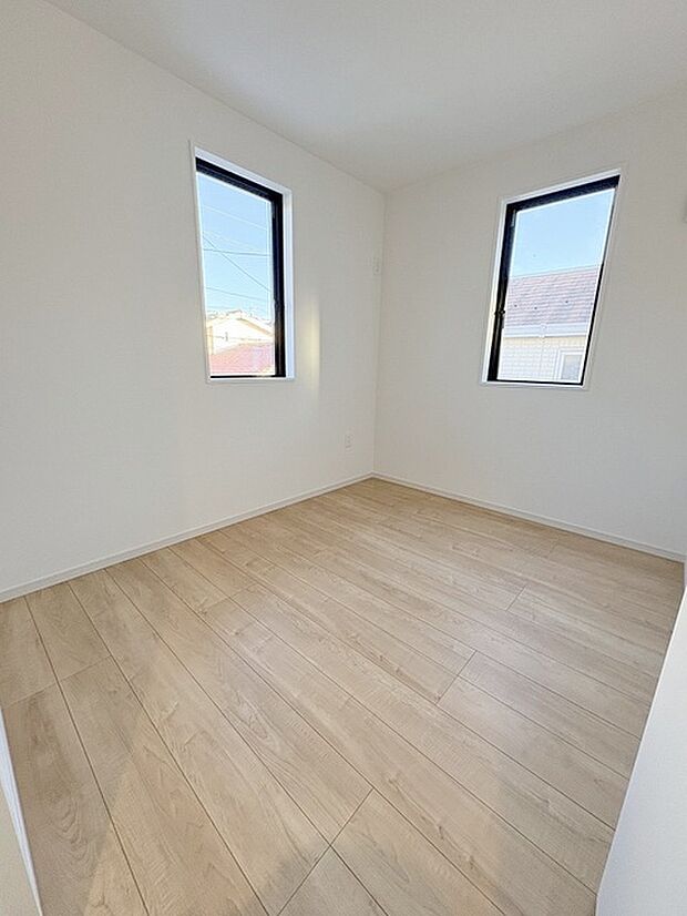 洋室はモダンなデザインと機能性を備え、快適な生活空間に。明るい窓から差し込む自然光が広々とした空間をさらに明るく開放的に感じさせます。