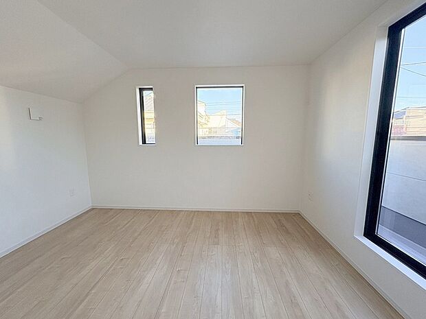 スタイリッシュなデザインと快適な居住性を兼ね備えた洋室。広々とした空間は、自分らしいインテリアを楽しむことができるほか、リラックスした時間を過ごすことができそうです。 