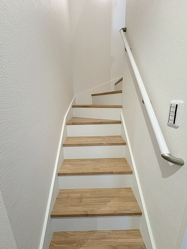 温もりを感じる木目と、清らかな白が調和する空間 