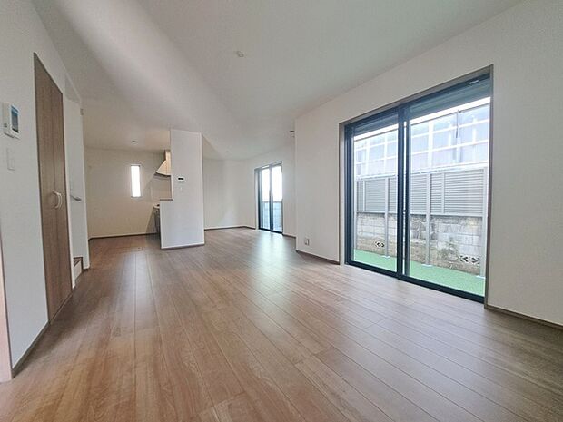 家族が食事するダイニングスペースをキッチンから見渡せる設計に。お料理をしながら家族とのコミュニケーションが増えそうな予感。