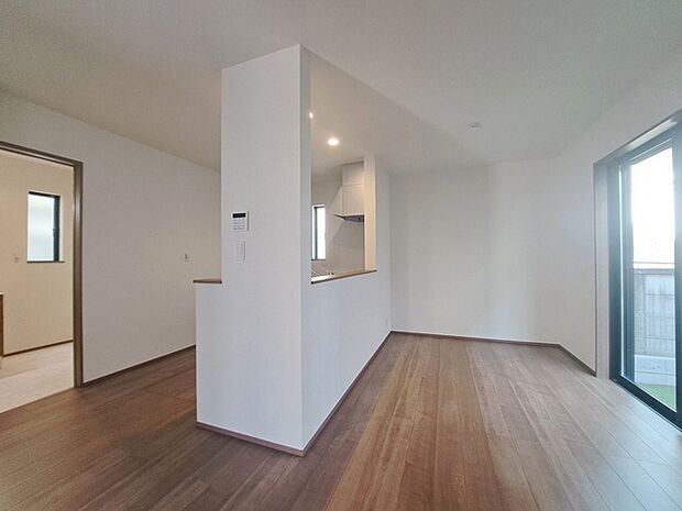 カウンターキッチンならではの開放的な見通し、全体が見渡せることでご家族の団欒スペースもより明るく笑顔が溢れる空間となります。