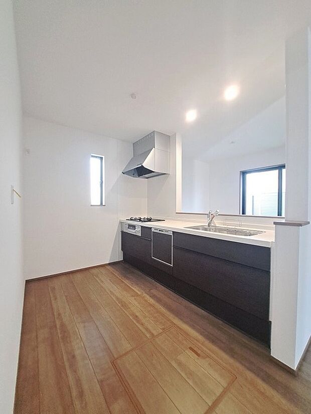 お料理をしながらリビングの家族やゲストとの会話が楽しめるカウンタータイプのキッチン。毎日のお料理を楽しく快適に。