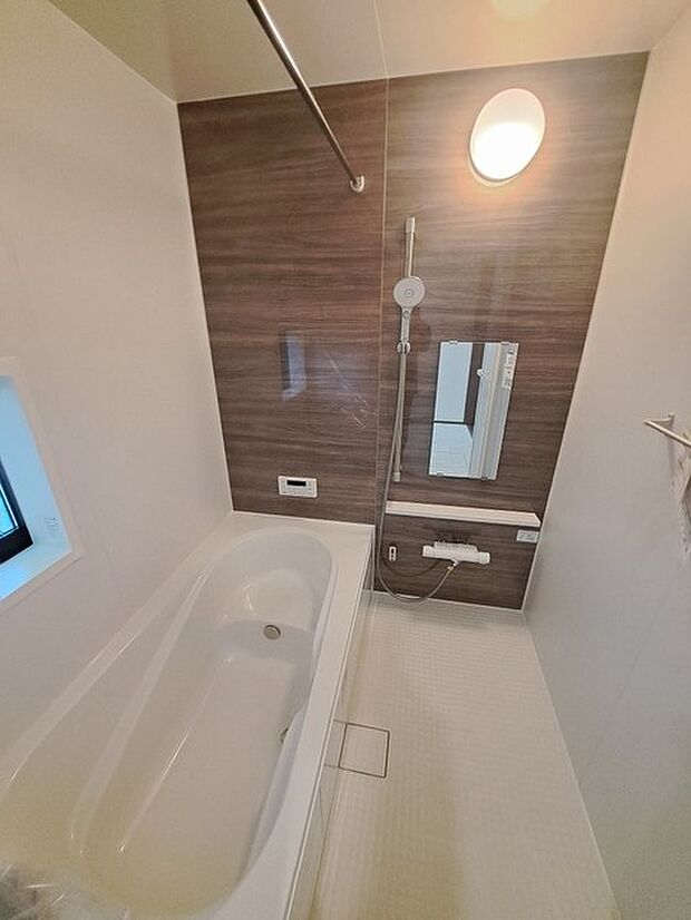 一日の疲れを癒してくれるゆったりとしたバスルームです。