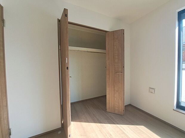 各お部屋に収納が設置されています。