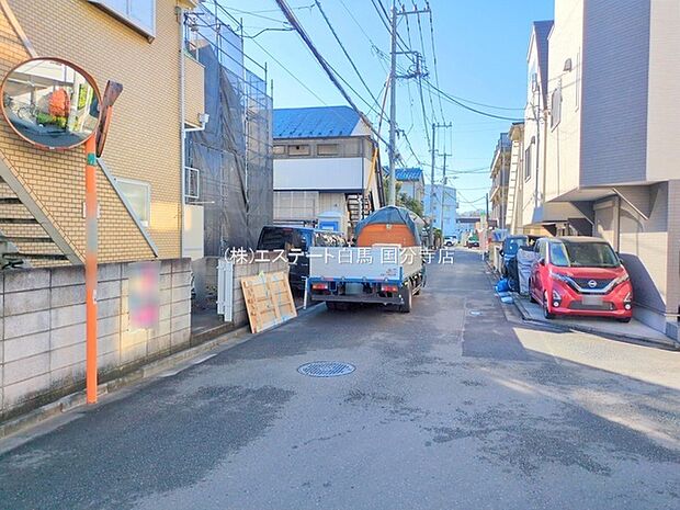 安心して暮らすことのできる住宅街。　住宅地の道路は一般に交通量が少なく車などの騒音が少ないため、住民にとって静かな生活環境が提供されます。 