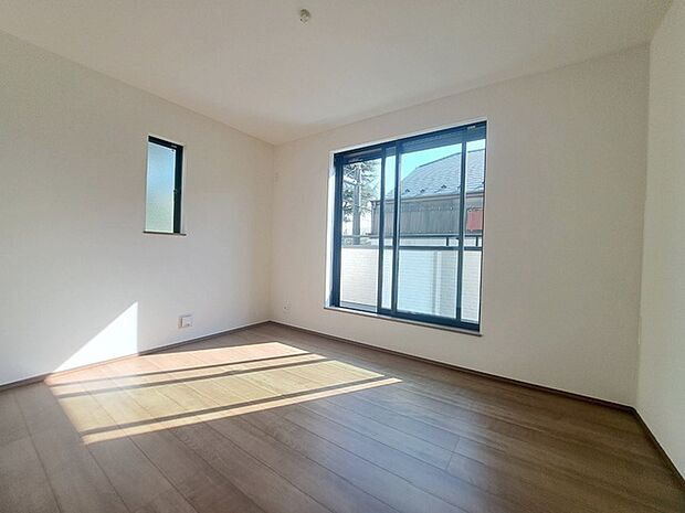 スタイリッシュなデザインと快適な居住性を兼ね備えた洋室。広々とした空間は、自分らしいインテリアを楽しむことができるほか、リラックスした時間を過ごすことができそうです。