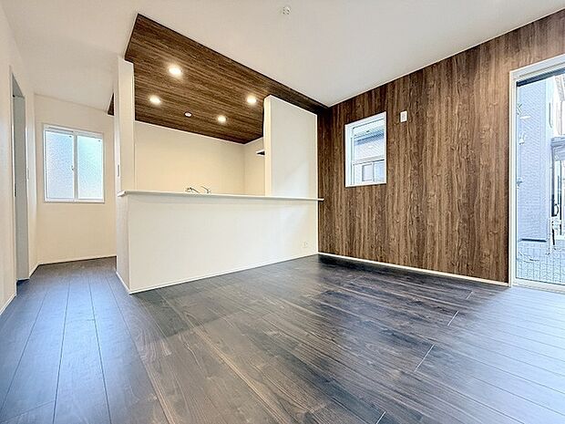 カウンターキッチンならではの開放的な見通し、全体が見渡せることでご家族の団欒スペースもより明るく笑顔が溢れる空間となります。