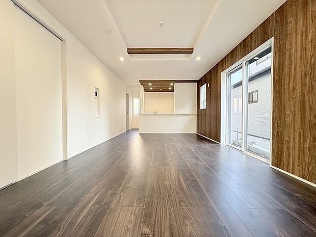 家族が食事するダイニングスペースをキッチンから見渡せる設計に。お料理をしながら家族とのコミュニケーションが増えそうな予感。 