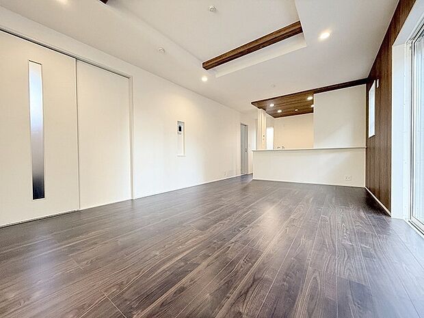 家族の集まるリビングは気持ちの良い自然光が差し込む団欒空間。室内のご見学予約も随時、受付中ですのでお気軽にお問合せください。