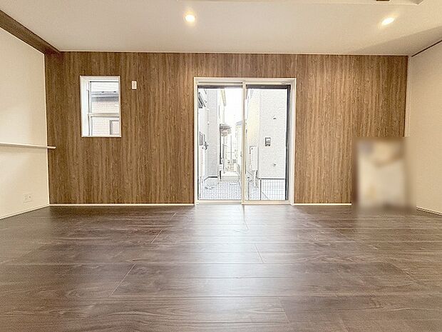 ゆとりのあるサイズのリビングダイニング。 お食事スペースと、お寛ぎ空間を分けてご利用可能。 少し大きめのソファーを置いて、 一家団欒なお時間をご共有ください。 