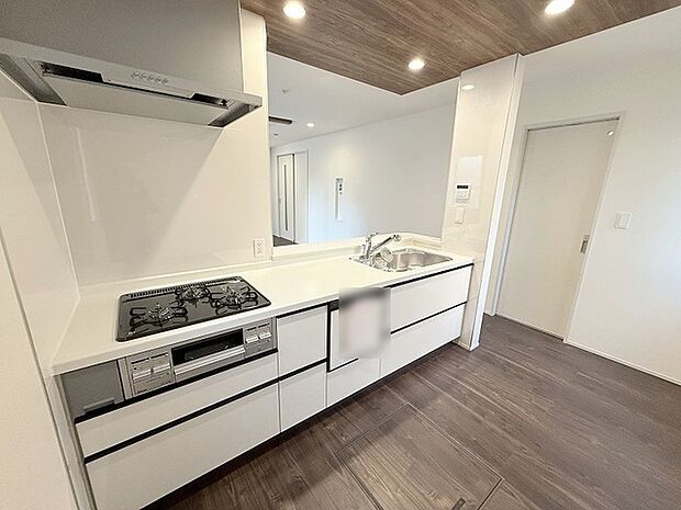 お料理をしながらリビングの家族やゲストとの会話が楽しめるカウンタータイプのキッチン。毎日のお料理を楽しく快適に。