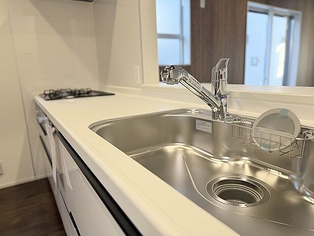 カウンターキッチンならではの開放的な見通し、全体が見渡せることでご家族の団欒スペースもより明るく笑顔が溢れる空間となります。 