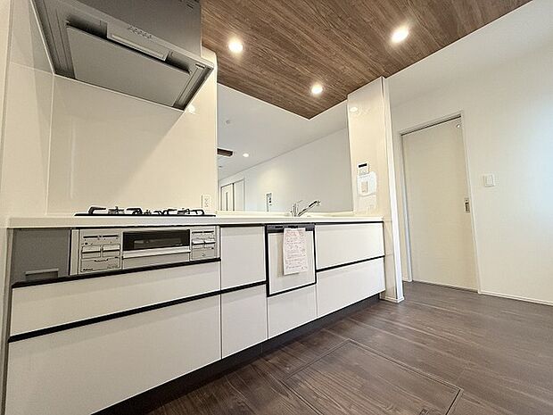 お料理をしながらリビングの家族やゲストとの会話が楽しめるカウンタータイプのキッチン。毎日のお料理を楽しく快適に。 