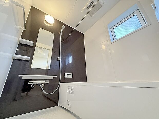 一日の疲れを癒してくれるゆったりとしたバスルームです。