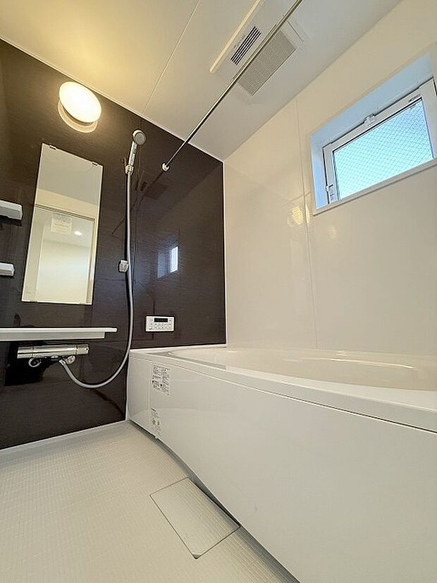 浴室乾燥機の他にも開口部のある浴室スペース。 お風呂上がりの湿気も、窓を開けておくことで改善可能。 お湯につかりながら、ちょっとした露天気分?