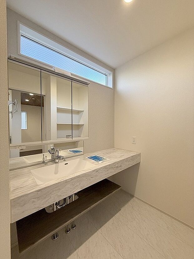 三面鏡に洗面台。 コンセントに照明機能、多機能性を備えた設備です。  