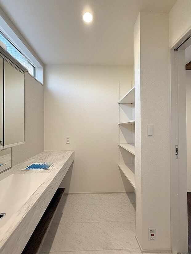 使いやすいタイプの洗面化粧台のあるランドリースペース 