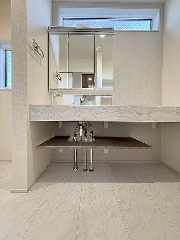 三面鏡に洗面台。 コンセントに照明機能、多機能性を備えた設備です。  